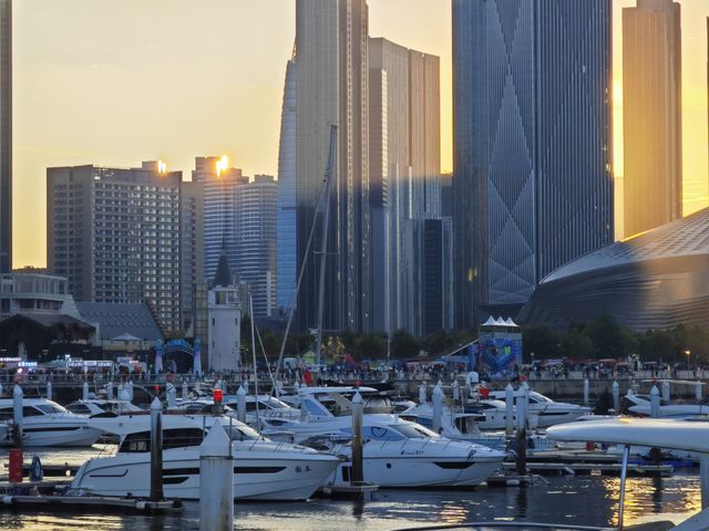大連東港碼頭：玩海上運動和看海邊夕陽。