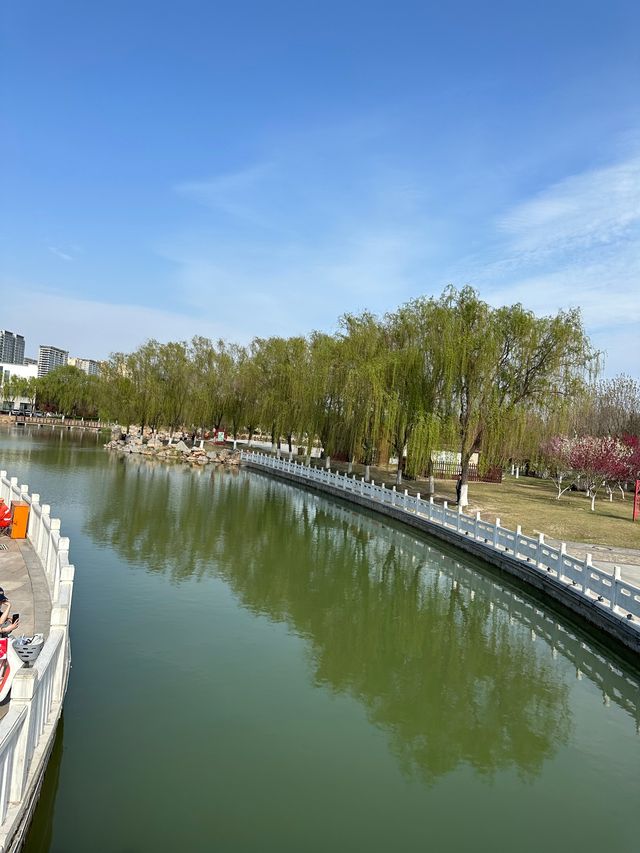 快來日月湖，感受這座城市中的自然寶藏吧。