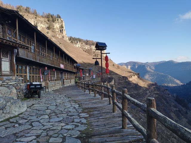 懸崖上的古村落——寧武懸空村。