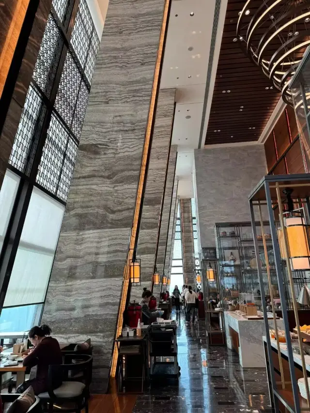 This is the first time I've stayed in such a high-end hotel, and it's absolutely amazing! 