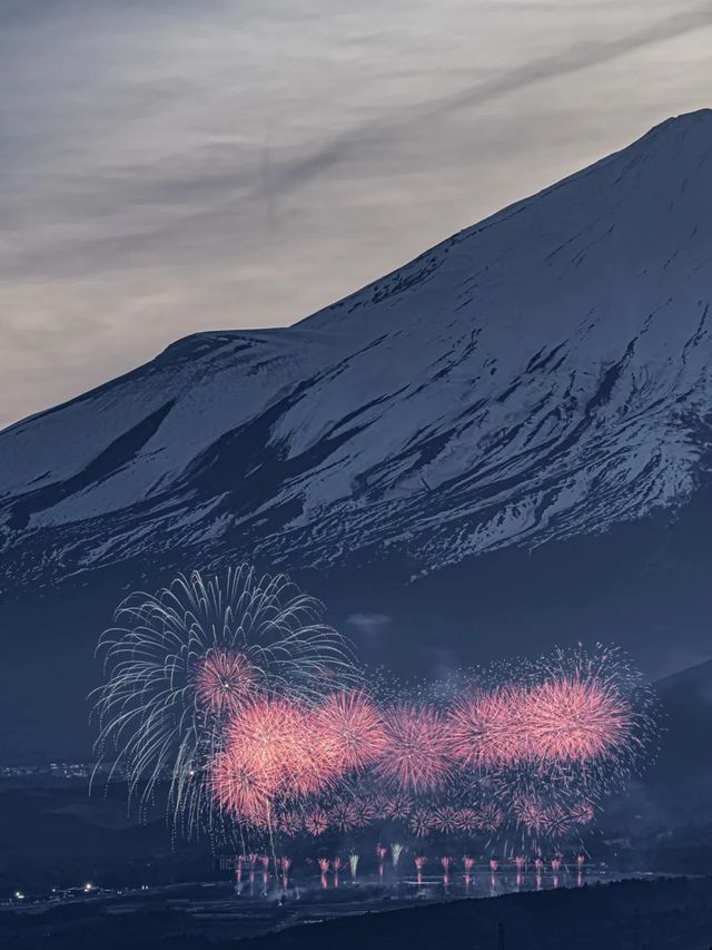 日本富士山下櫻花季，煙火與賽車的夢幻聯動