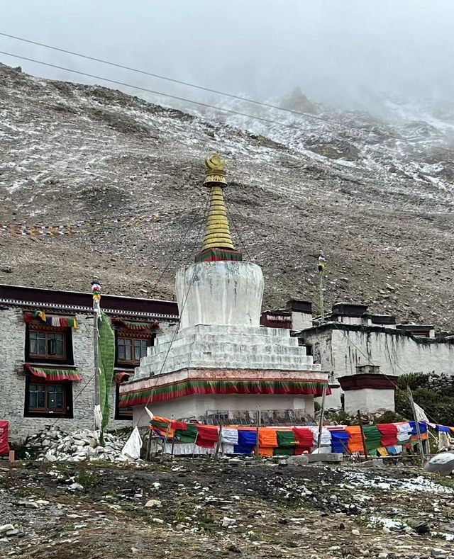 珠峰腳下的絨布寺：世界之巔的寧靜之地。