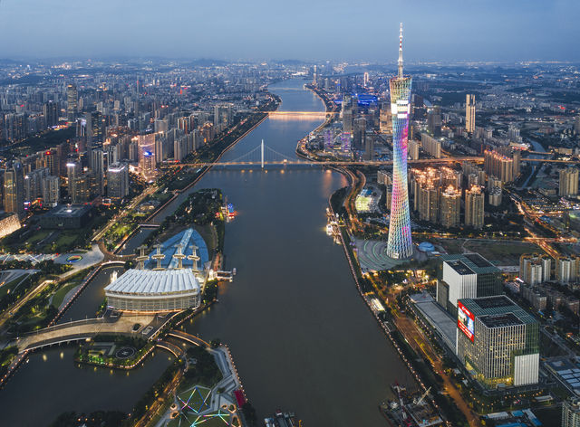 廣州國際金融中心登頂：高空視角下的城市