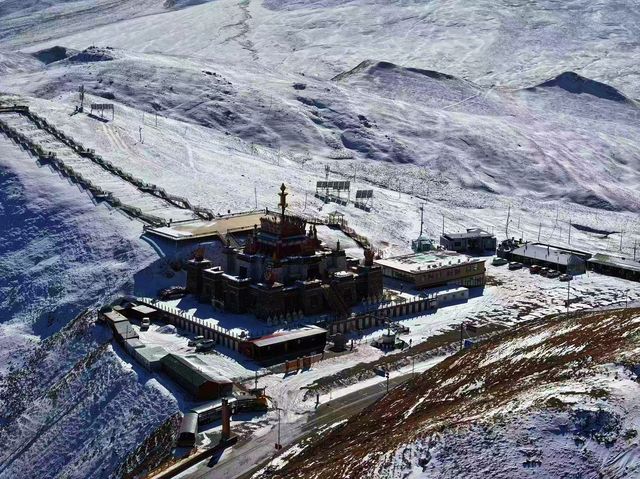 青海冬日神韻：拉脊山白雪裹雲，曠野藏清歡