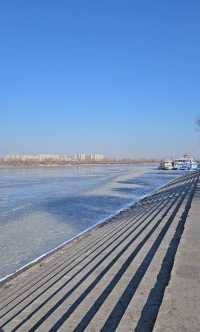 松花江大面積結冰了