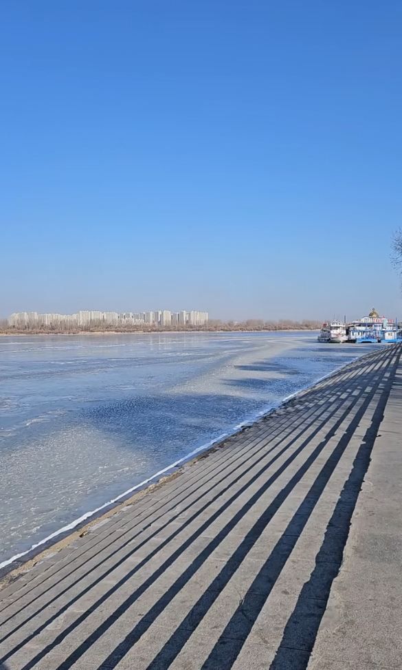 松花江大面積結冰了 松花江大面積結冰了