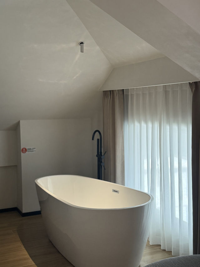 在版納告莊星光夜市的喧囂旁，竟藏著這樣一處靜謐花園