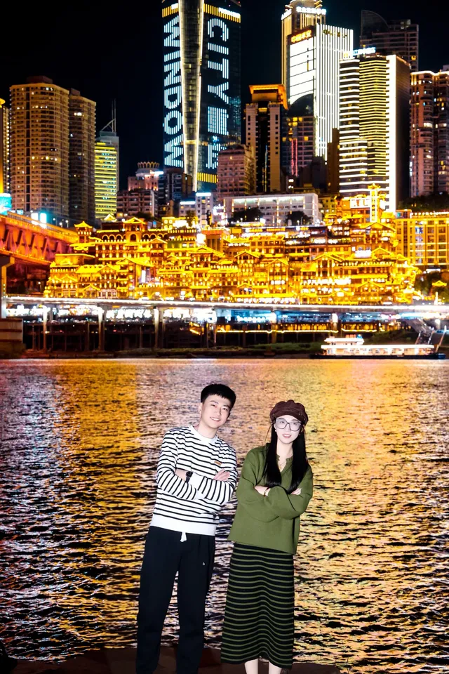 洪崖洞拍照受凍已回提醒12月要來重慶的 洪崖洞拍照受凍已回提醒12月要來重慶的