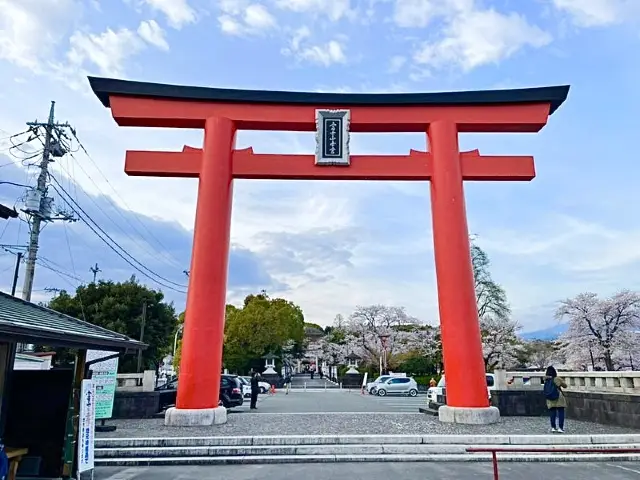 【静岡県/富士山本宮浅間大社】朱塗り社殿と富士山が美しい神社