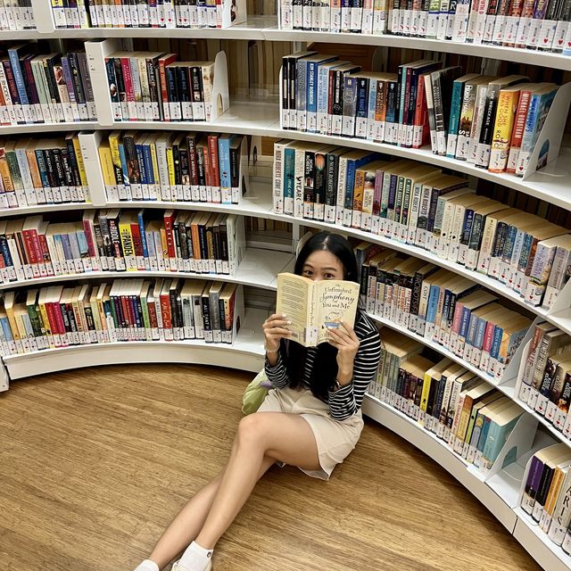 แวะไปอ่านหนังสือและถ่ายรูปที่ Library@orchard