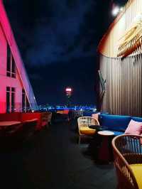 นั่งชิลชมกรุงยามค่ำคืนที่ Red Sky Restaurant