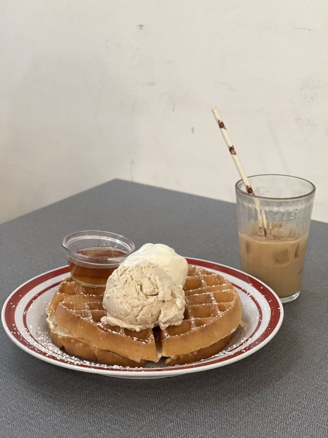 🥞 Fluffy Pancakes & Friendly Vibes