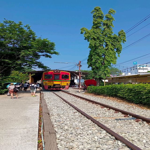 นั่งรถไฟเที่ยวแม่กลอง