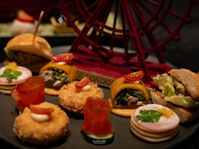 นั่งจิบ Afternoon tea ในโรงแรมหรู