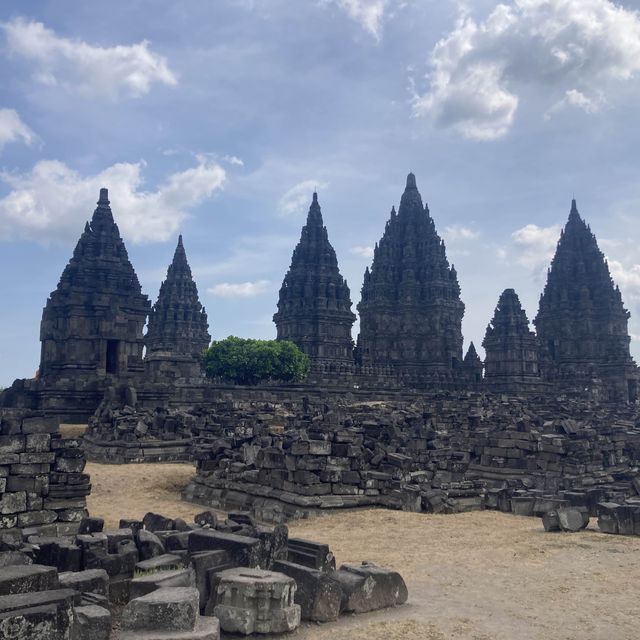 ジョクジャカルタの古代ヒンドゥー教寺院【プランバナン寺院群】