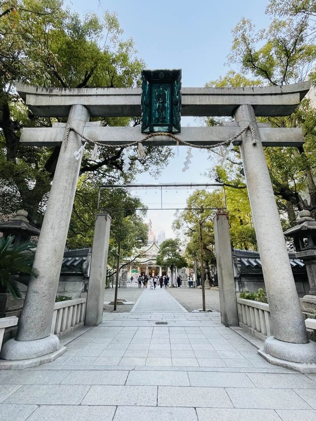 【大阪府/難波八阪神社】巨大な獅子がお出迎え