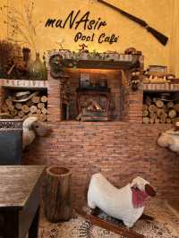 Munasir ร้านกาแฟนั่งชิวริมสระ ณ พัทยา