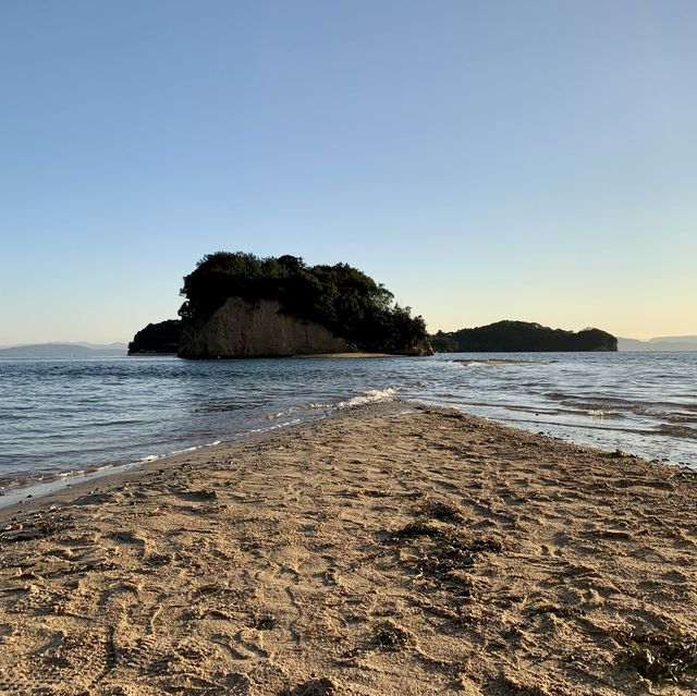 在海中出現嘅神袐砂道，日本票選最浪漫景點！