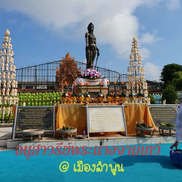สักการะ อนุสาวรีย์ พระนางจามเทวี ณ เมืองลำพูน