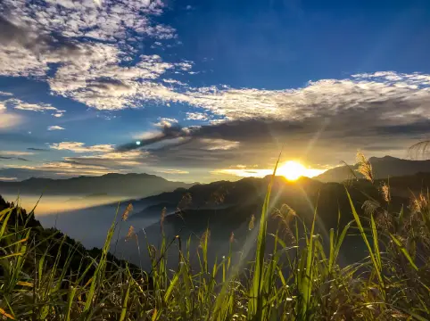 台灣阿里山之上的玉山公路18號，104k-108k 之棒棒機車日出