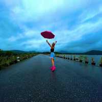 ฝนมาแล้ว บูทกับร่มพร้อมมมมค่ะ
