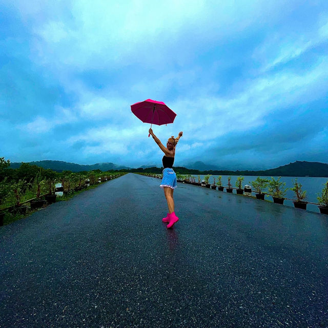 ฝนมาแล้ว บูทกับร่มพร้อมมมมค่ะ