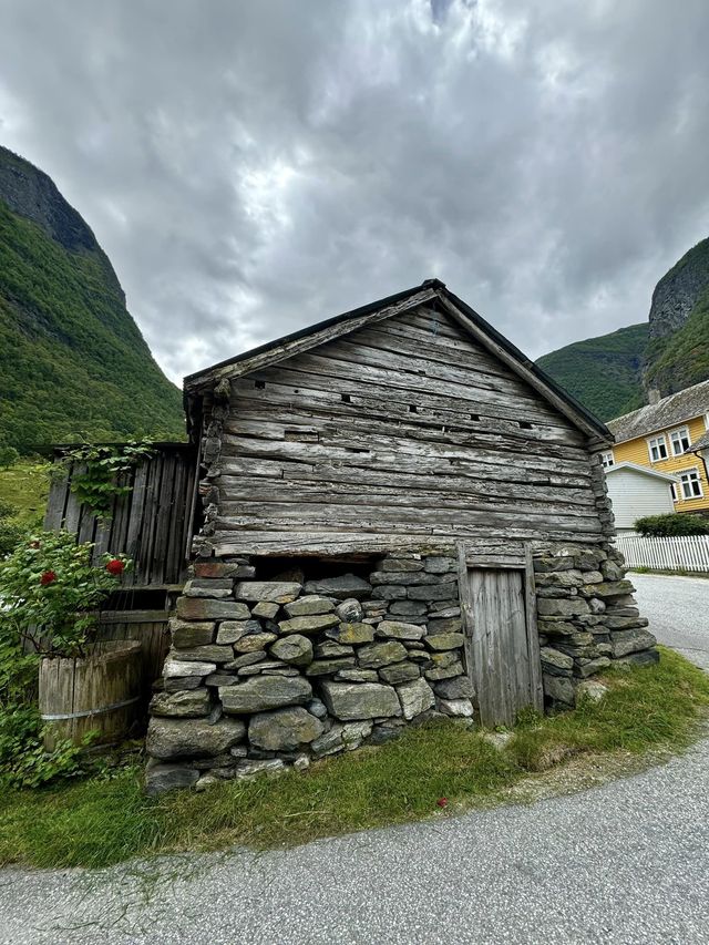 隱身在松恩峽灣(Sognefjorden)深處的挪威迷你小村落Undredal