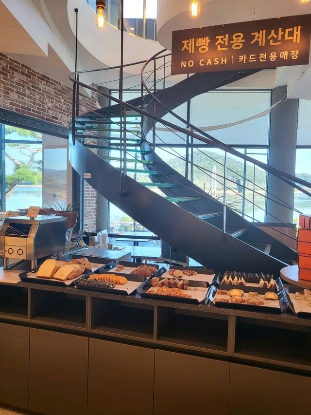 탑정호뷰를 편안하게 즐길수 있는 논산카페