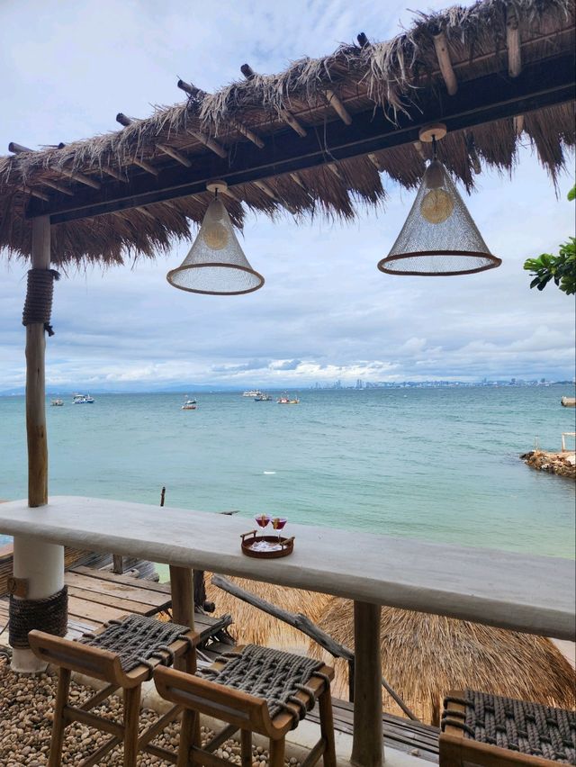 NAIA Resort Koh Larn ทะเล สระว่ายน้ำ บรรจบกัน