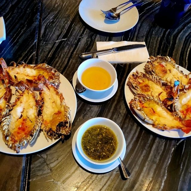 กุ้งแม่น้ำเผาจากอยุธยา บรรยากาศโรงแรม 5 ดาว 