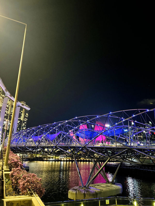 🇸🇬 A Night Walk on Singapore’s Helix Bridge 💫 