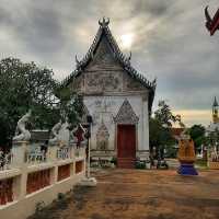 ชมอุโบสถเก่าและสักการะหลวงพ่อเพชรจำลอง