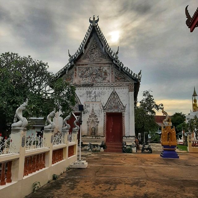 ชมอุโบสถเก่าและสักการะหลวงพ่อเพชรจำลอง