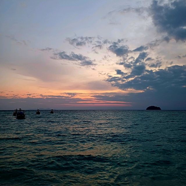 泰國麗貝島著名海灘景點:日出海灘，欣賞日出最佳地點，適合拍照📸打卡游泳