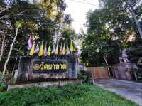 พามาวัดร่มรื่นริมน้ำตกในอำเภอเชียงแสน