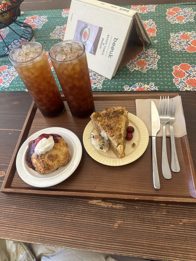 생각나서 포장을 하게되는 쿠키와 파이 맛집 감성카페