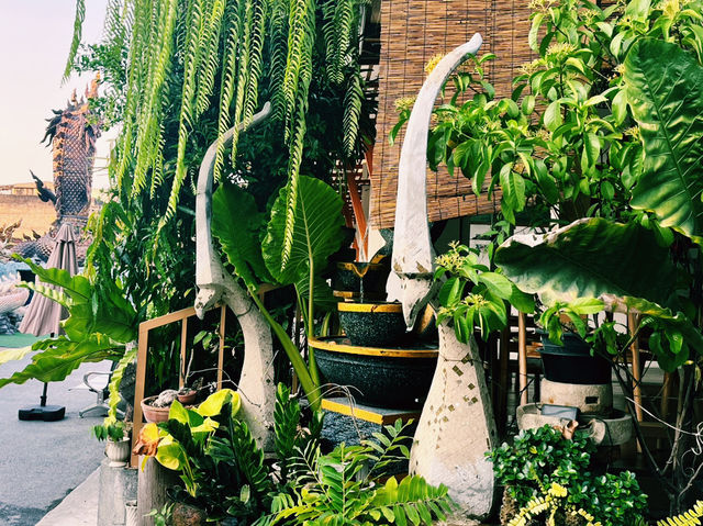 泰國曼谷當地著名求美貌與智慧的寺廟推薦：Wat Nak Prok วัดนาคปรก，適合去請願拍照打卡遊玩。