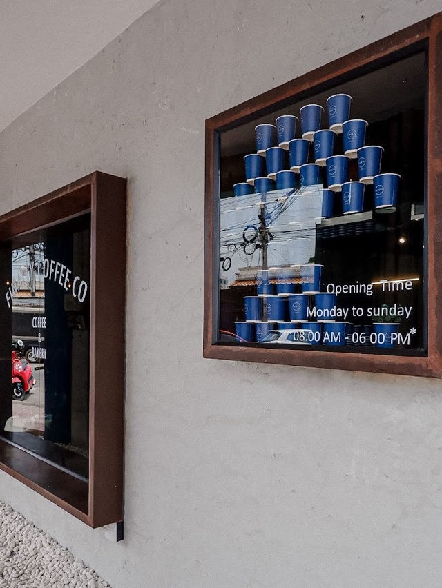 Finally Coffee Co. : คาเฟ่สุดเท่ใจกลางพิษณุโลก