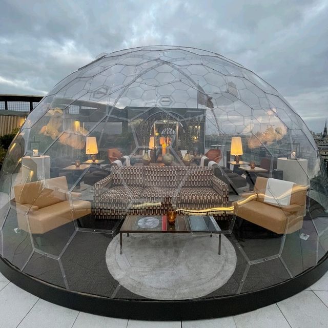 a sophisticated dining expericne with seine views