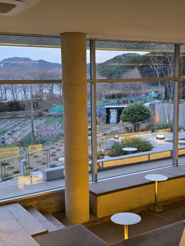 멋진 디자인과 벚꽃뷰가 힐링인 부산카페