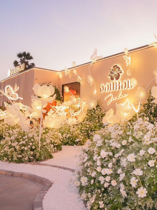 📍 Jomhom Cafe & Music 🦋🌼🌿☕
