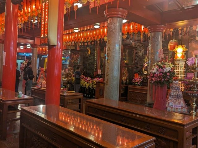 【台北】ライトアップされた煌びやかな寺院を見学！