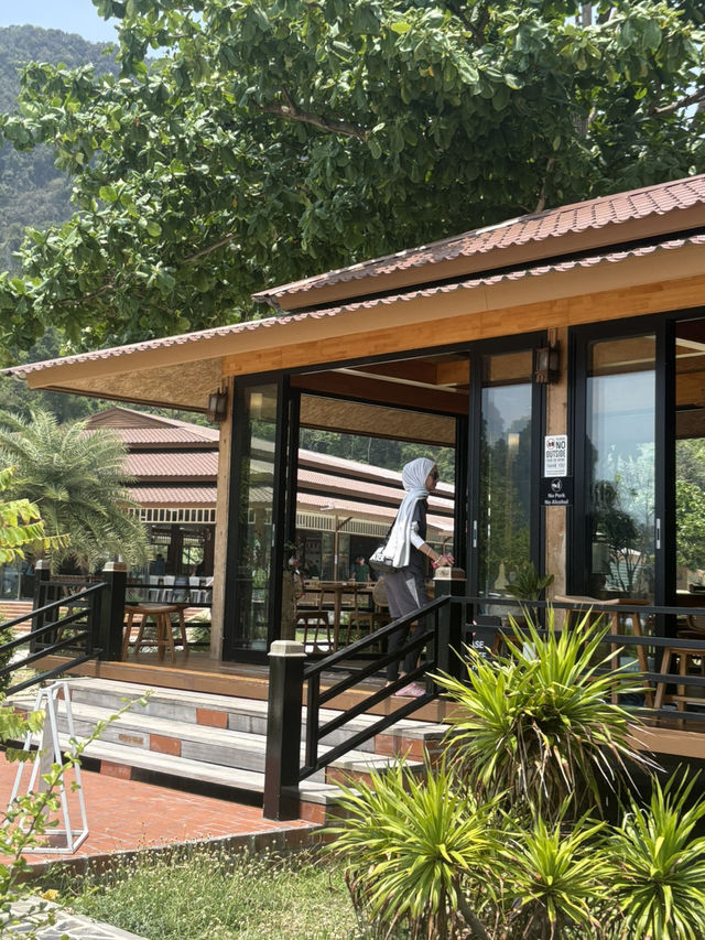 PP Shine Ta Lay, Cozy Seaside Cafe on Phi Phi Don Island PP Shine Ta Lay, Cozy Seaside Cafe on Phi Phi Don Island
