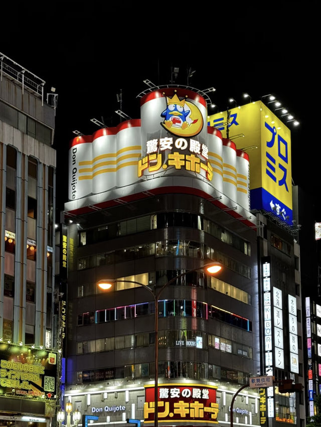 各種絢爛的霓虹燈招牌鋪天蓋地💕新宿歌舞伎町