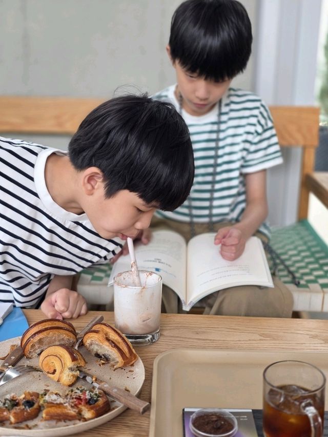 빵과 커피 모두 만족스러운 공간
