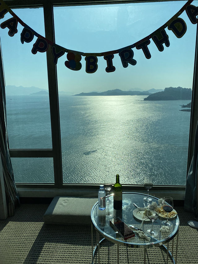 愉景灣酒店 香港唯一的海邊玻璃三角教堂
