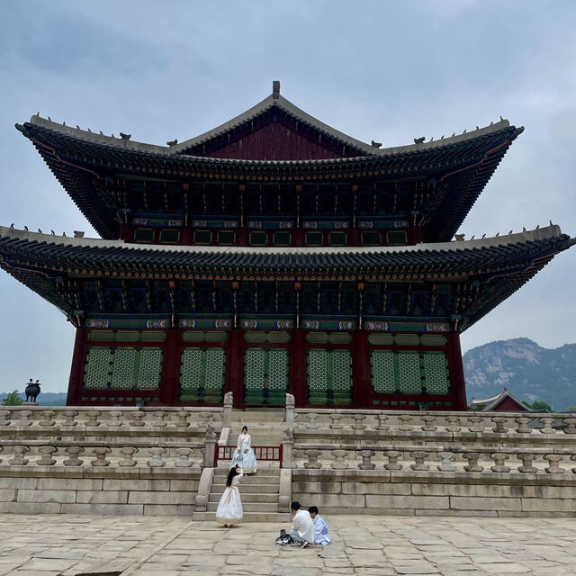 현대와 과거가 어우러진 서울, “경복궁”