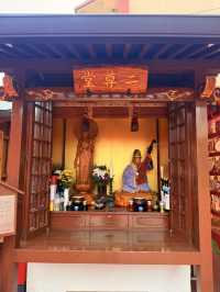沖繩｜迷你千本鳥居與多彩達摩 城市裡一方心靈寄託-西來院