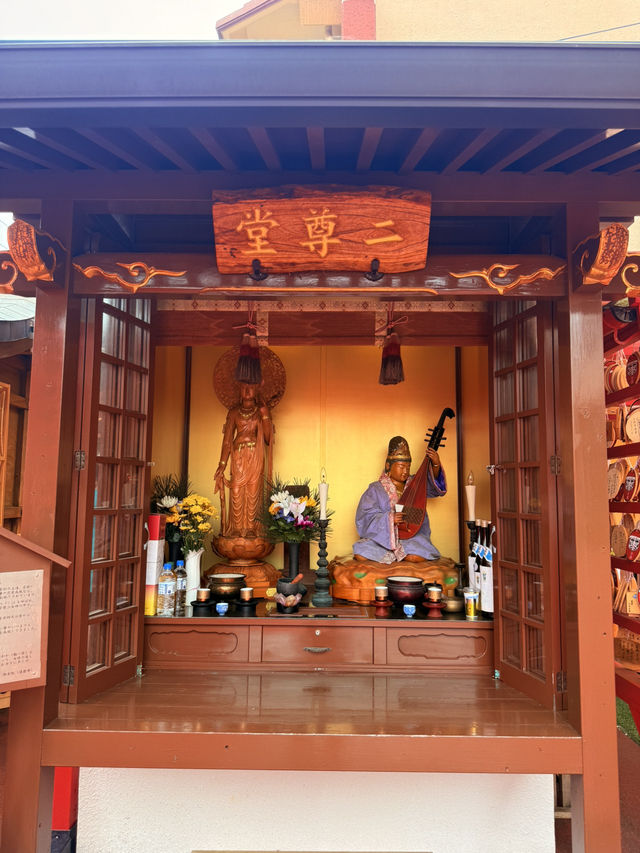 沖繩｜迷你千本鳥居與多彩達摩 城市裡一方心靈寄託-西來院