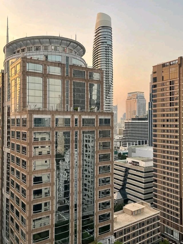 🎩 Step Into Vintage Luxury – Hotel Muse Bangkok 🏨🌃🍷